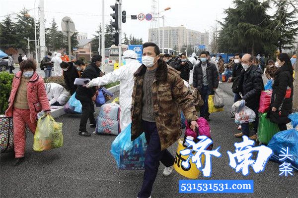 武汉客厅方舱医院3月1日132位新冠肺炎患者治愈出院