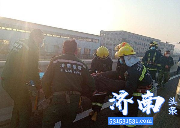 14日清晨济南市二环南高架临近下桥口附近两车追尾5名务工人员被困