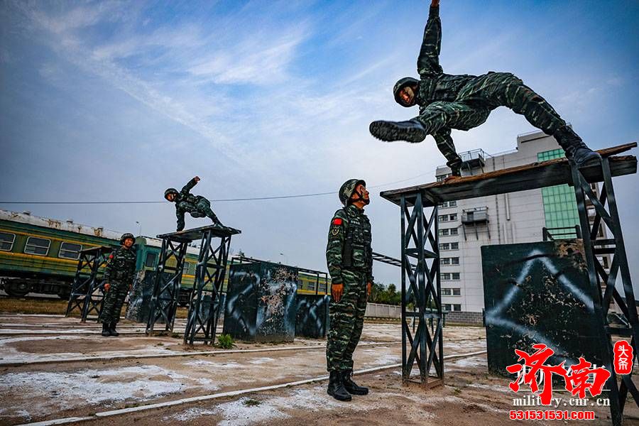 赶快跟随武警天津总队某部特战队员的步伐，走进火热练兵场暖暖身吧！