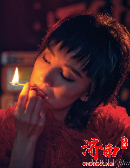 宋佳曝光最新复古大片，帅气的短发搭配抢眼的红色皮靴