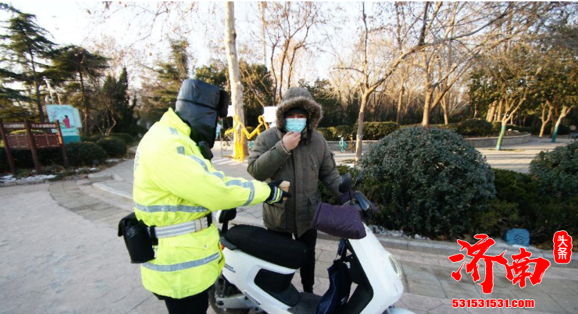 济南历下交警在路口为过往行人派发姜茶 让市民感受到了家人般的温暖和安全