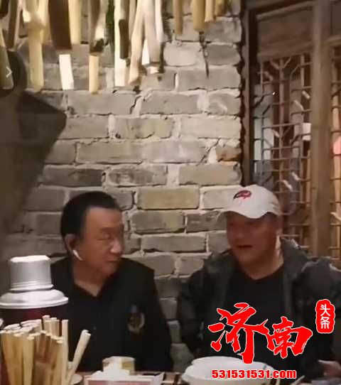 谢东夫妇邀侯耀华聚餐 兄弟同框画面温馨其乐融融