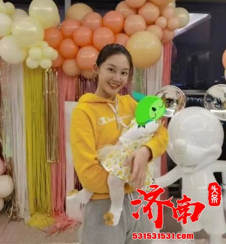 郑恺苗苗女儿百日宴现场图曝光 两人甜蜜切蛋糕