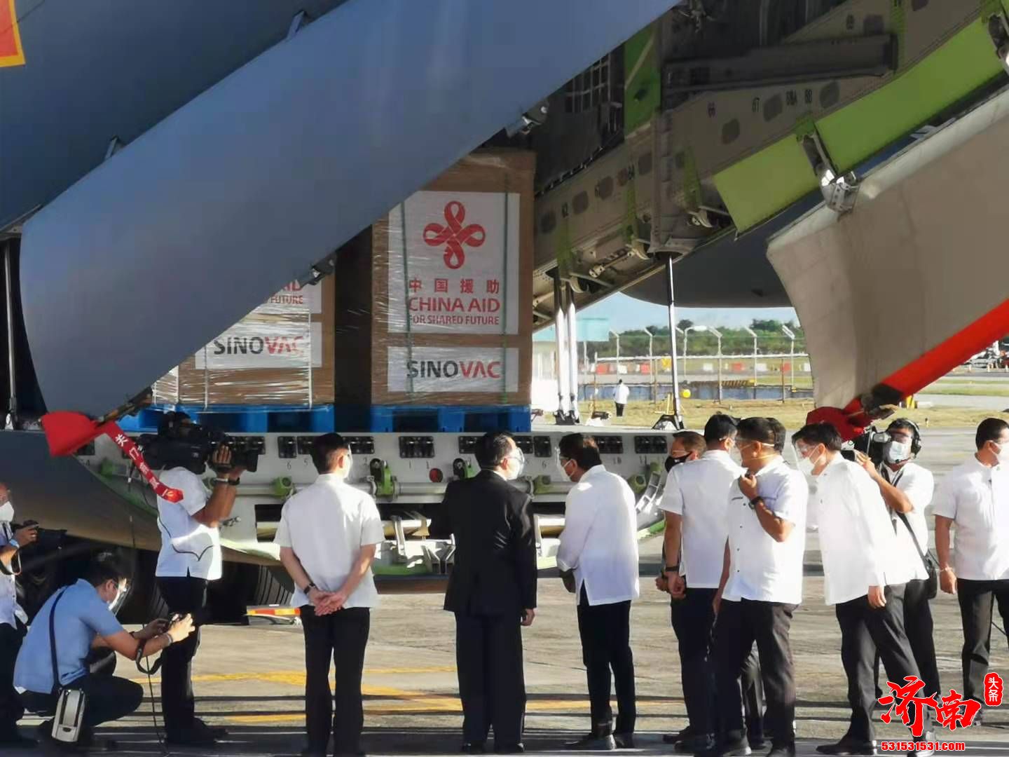 菲律宾总统再接机！又一批中国新冠疫苗运抵菲律宾马尼拉