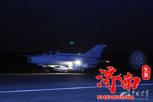 空军航空兵某团数架战机呼啸起飞，开展夜间多要素、多课目飞行训练